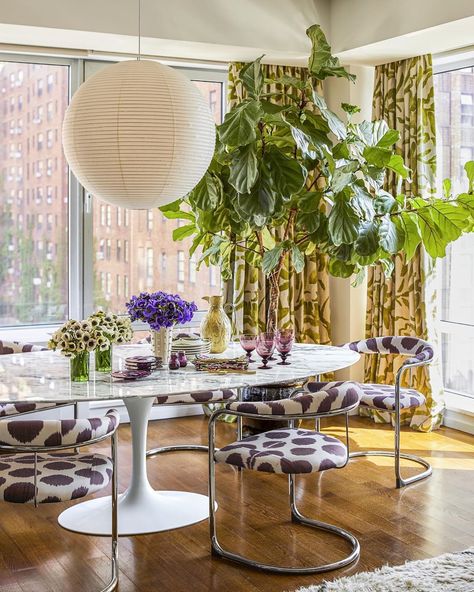 ELLE Decor on Instagram: “A light-filled dining room with a dash of bold patterns and a hint of greenery, as seen in @christinajuarezandco's New York apartment. The…” Posh Pennies, Barbiecore Aesthetic, Saarinen Tulip Table, Saarinen Dining Table, Academia Room, Modern Style Decor, Tulip Table, Traditional Interior Design, Mid Century Modern Lighting