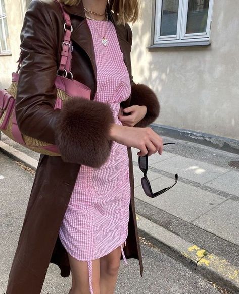 Light Pink Fall Outfit, Feathered Clothes, Pink And Brown Aesthetic, Aesthetic Fits, Pink And Brown, Brown Aesthetic, Mode Inspo, 2000s Fashion, Inspiration Mode