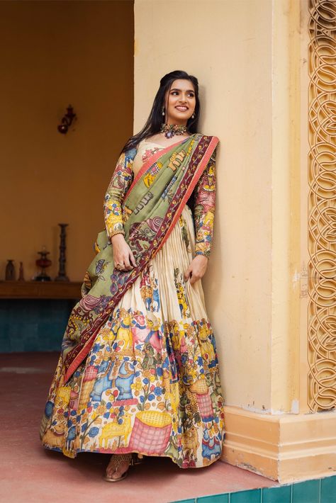 lehenga set  |womens kalamkari lehenga choli |crop top lehenga set |designer kalamkari lehenga dupatta | cream green wedding lehenga choli | mehendi hand painted kalamkari lehenga usa Women's lehenga set /kalamkari embroidered bluelehenga skirt/voggish      lehengas are one of the beautiful and versatile traditional attires of india !! we carry such pieces in budget with great quality that can be styled in multiple ways with different outfits !!       Here is Beautiful lehenga set in cream color Modern Lehenga Designs, Hand Painted Lehenga, Painted Lehenga, Kalamkari Lehenga, Dupatta Styling, Cancan Lehenga, Kalamkari Dresses, Usa Wedding, Green Dupatta