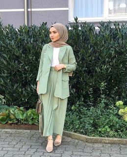 Fashionable Hijab style that you can easily copy Green Hijab Outfit, Mint Green Outfits, Green Hijab, Mint Outfit, Hijab Sport, Bright Color Dresses, Street Hijab Fashion, Fotografi Digital, Style Hijab