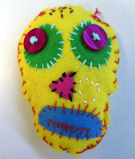 Day of the Dead Sewing Project. Art Rooms in KS1&2 Schools: Gomersal Primary School at www.accessart.org.uk Primary School Art Lessons, Easy Kids Sewing Projects, Ks3 Art, Textile Art Techniques, Primary School Art, Mexican Textiles, Mexican Crafts, Sewing School, Textiles Projects