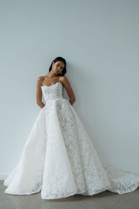 Lace A Line Wedding Dress, Different Styles Of Wedding Dresses, Jenny Yoo Bridal, Wedding Dress Elegant, Timeless Wedding Dress, Ball Skirt, Classy Wedding Dress, Boda Mexicana, Pretty Wedding Dresses