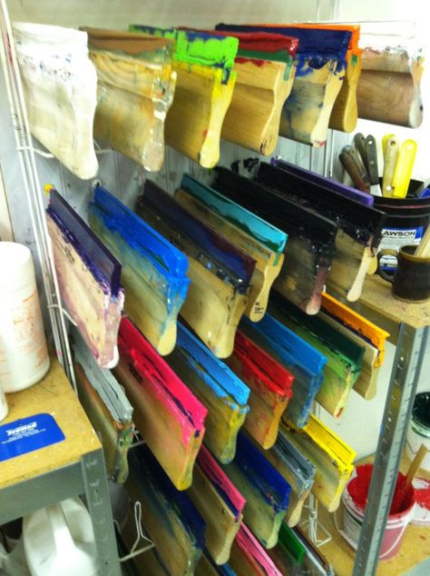 Screen Printing. Screen Printing Squeegee, Screen Printing Shops, Screen Printing Equipment, Screen Printing Supplies, Screen Printing Business, Screen Printing Studio, Paper Making Process, Diy Screen Printing, Screen Printing Process