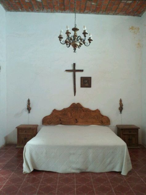 Mexican Hacienda in Calvillo, Mexico Mexican Room Aesthetic, Mexican House Interior, Gothic Mexican, Modern Mexican Living Room, Traditional Mexican House, Hacienda Style Bedroom, Hacienda Bedroom, Mexican Room, Mexican Living Room