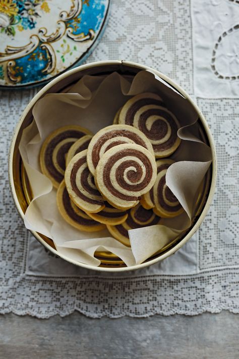 Step inside any pastry shop in Romania and you will see an array of cookies called fursecuri and pișcoturi, which can be bought as an assortment and paid for by weight. I love these cocoa and vanilla cookies because they are fun to make and have two flavors in one. The patterns and shapes can vary almost to a form of art, according to one’s patience and skill. This recipe makes one of the easiest patterns and is a good starting point. They are especially popular at Christmas. Special Cookies, Milk Chocolate Chip Cookies, Cookie Crisp, Rose Cookies, Magazine Recipes, Christmas Baking Recipes, Biscuit Recipes, Double Chocolate Cookies, Christmas Food Gifts