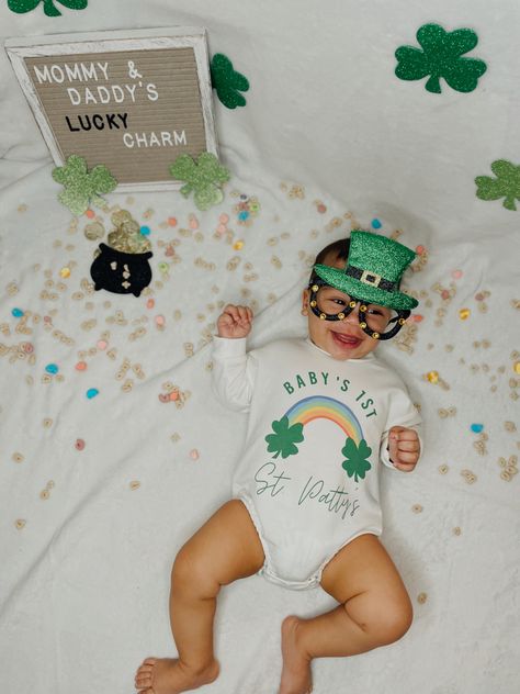 Easy cheap idea for cute at home pics;) Holiday Baby Pictures, Baby Holiday Photos, March Baby, Monthly Pictures, Baby Milestones Pictures, Monthly Baby Pictures, Milestone Pictures, Baby Birthday Themes, Monthly Photos