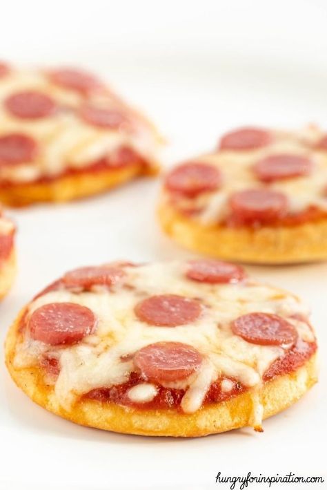 These mini keto pepperoni pizzas with only 1.8g net carbs are the ultimate keto snack: they're family- and kid-friendly, they're great for parties and you can even freeze them! This way you can make a batch whenever you have the time and always have a delicious and satisfying keto snack on hand that you can reheat in only a few minutes. These little guys are proof that you don't need to abstain from pizza just because you're following a keto diet. Pizza Party Food, Keto Pepperoni, Pepperoni Pizza Bites, Pizza Hat, Low Carb Backen, Keto Tortillas, Keto Recipes Ketogenic, Low Carb Snack, Mini Pizzas