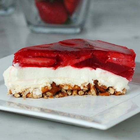 Strawberry Pretzel Cheesecake, Pretzel Cheesecake, Sommer Mad, Strawberry Pretzel, Banoffee Pie, Strawberry Cheesecake, Trifle, Pretzels, Cheesecake Recipes