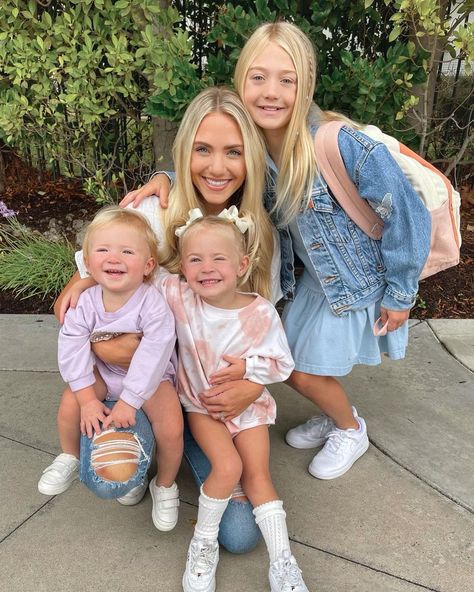 Savannah Rose LaBrant on Instagram: “Oh how time flies 😫 Sending big sis off to 3rd grade this morning! We’re gonna miss having you around every morning Ev! We all love you so…” Sav Labrant, Savannah Rose, Cole And Savannah, Labrant Family, Mommy Daughter Outfits, Labrant Fam, Instagram Family, Mommy Daughter