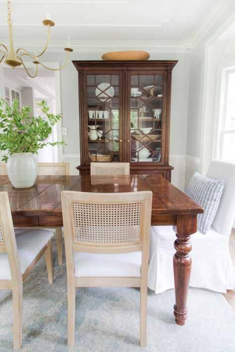 Dining Room Inspiration With China Cabinet, Traditional Dining Room China Cabinet, Elegant Dinning Room Decor, Ornate Dining Chairs, Dining Room With Antique Table, Dining Room English Style, Foyer To Dining Room Entryway, Dining Room Table Traditional, Traditional Kitchen Table And Chairs