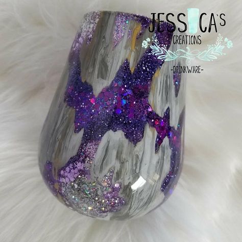 Amethyst February Birthstone Geode Tumbler Geode Tumbler, Purple Geode, Glitter Tumbler Cups, Glitter Wine, Wine Wall, Custom Tumbler Cups, Tumbler Cups Diy, Diy Cups, Glitter Cups