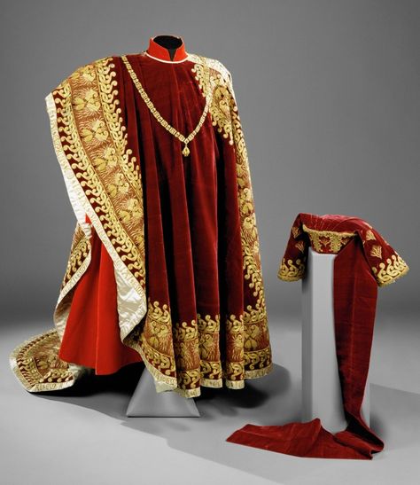 Order of the Golden Fleece / Orden del Toison de Oro - https://hemmahoshilde.wordpress.com/2016/02/27/charles-v-joins-the-order-of-the-golden-fleece/ <--- You can read more about the order of the golden fleece on my blog :) Monarch Costume, Coronation Robes, The Golden Fleece, Military Ribbons, Scottish Ancestry, Golden Fleece, Court Dresses, Queen Dress, Burgundy Velvet