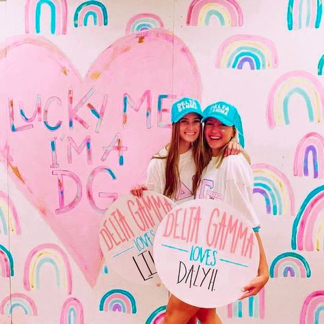 Sorority Paintings, College Banner, Little Gifts Sorority, Delta Zeta Sorority, Recruitment Ideas, Sorority Banner, Sorority Ideas, Tri Sigma, College Sorority