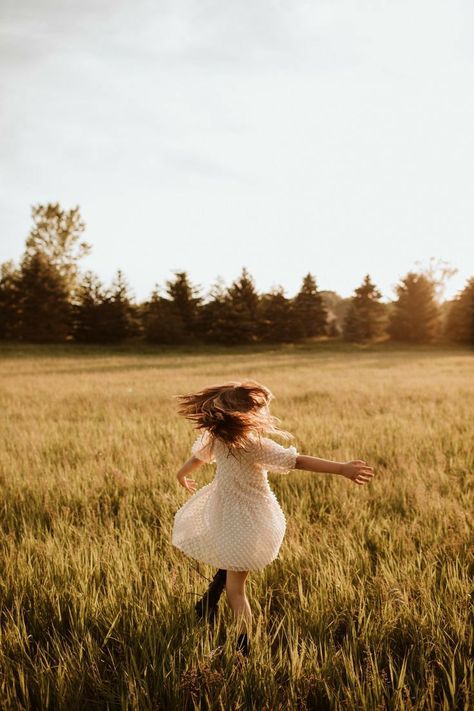 High Grass Photoshoot, Sunset Field Photoshoot, Summer Field Photoshoot, Field Photoshoot Poses, Field Family Photos, Pictures In A Field, Girl In Field, Boho Photoshoot, Field Photoshoot