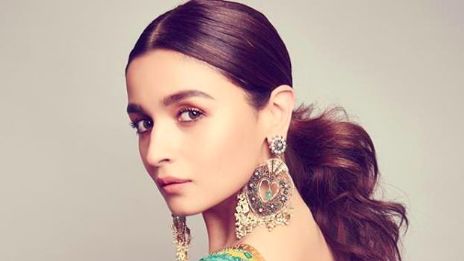 Basic Hairstyles, Voluminous Ponytail, Bollywood Hairstyles, Simple Ponytails, Easy Summer Hairstyles, Celebrity Hair Stylist, Hairstyle Look, Sleek Ponytail, Wedding Bridal Jewellery