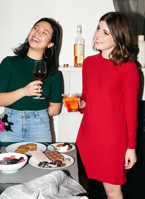 How to Host an Epic Dinner Party    https://cupofjo.com/2018/04/snowe-dinnerware-party/comment-page-1/#comment-1656819 Dinner Party Games, Hosting Dinner, Lawn Party, Cup Of Jo, Dinner Party Themes, Party Photoshoot, Party Photography, Party Cups, Casual Dinner