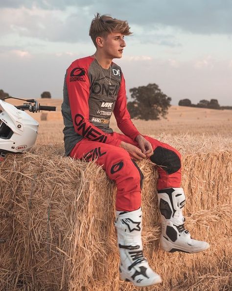 Motorbike Men, Motocross Outfits, Skinhead Boots, Motorcycle Leathers Suit, Bike Suit, Motor Cross, Boots Biker, Mx Boots, Hot Biker Guys