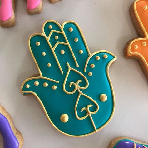 Andre Cookies on Instagram: “Moroccan party!  #cookies #cookiesofinstagram #decoratedcookies #customcookies #galletasguatemala #moroccanstylecookies #mandalas…” Bday Cookies, Moroccan Party, Party Cookies, Arabian Night, Arabic Calligraphy Art, Custom Cookies, Moroccan Style, Hamsa Hand, Calligraphy Art