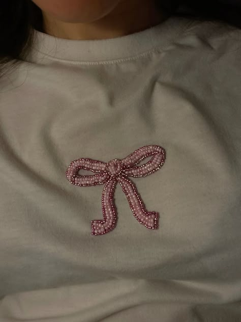 Tshirts Embroidery Ideas, Tshirt Beading Ideas, Custom Tshirts Ideas Aesthetic, Beading Ideas On Clothes, Bow Bead Embroidery, Beaded T Shirts Diy, Beaded Shirt Embroidery, Embroidery On Tshirt Ideas, Beaded Shirt Design