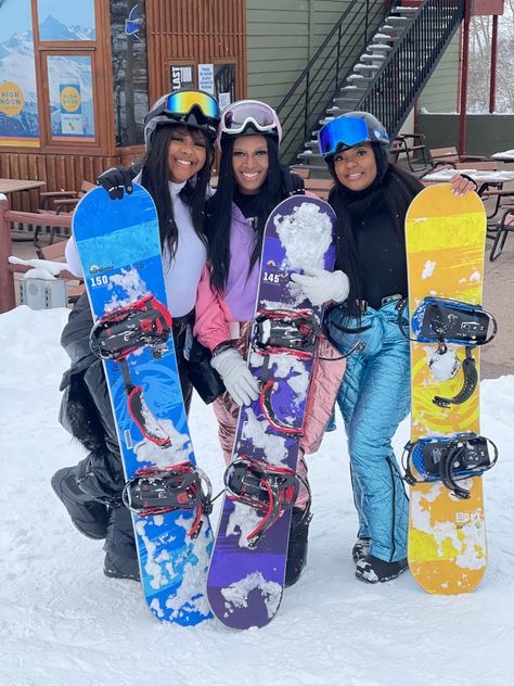 Winter Cabin Trip Black People, Aspen Birthday Trip, Cabin Trip Pictures, Ski Trip Black Women, Aspen Girls Trip, Group Ski Trip, Ski Trip Outfit Black Women, Birthday Ski Trip, Snowboard Outfit Women