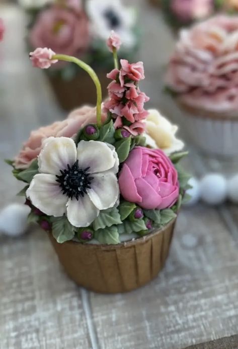 Pastel Floral Cupcakes, Cupcake Flower Bouquets, Cupcake Flower, Cocktail Cake, Flower Cupcake, Buttercream Flower, Buttercream Flower Cake, Elegant Birthday Cakes, Cupcake Cake Designs