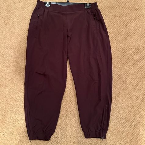 Women’s maroon Old Navy joggers- large petite Old Navy Joggers, Navy Joggers, Old Navy Pants, Navy Pants, Moisture Wicking, Old Navy, Loose Fitting, Like New, Navy