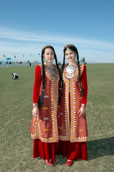 Turkmenistan's traditional clothes Costumes Around The World, Native Dress, Folk Clothing, National Dress, We Are The World, Traditional Clothes, Ethnic Dress, Traditional Attire, Traditional Costume