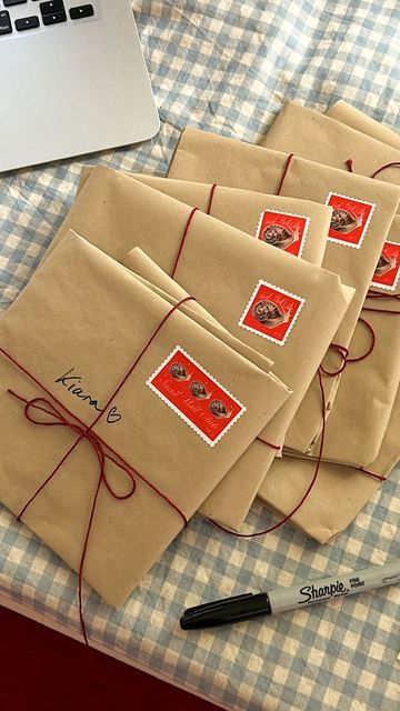 Letter Packing Ideas, Snail Mail Aesthetic, Christmas Snail Mail, Letter Packaging, Mail Aesthetic, Snail Mail Crafts, Snail Mail Ideas, Cute Mail, Birthday Mail