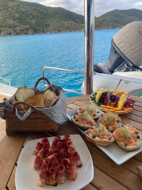 Boat Party Snacks, Yacht Food Ideas, Boat Day Food, Yacht Meals, Yacht Birthday Party, Boat Lunch, Yacht Food, Yacht Dinner, Boat Dinner