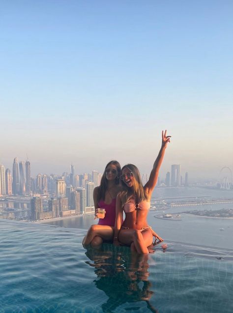 Dubai With Best Friend, Aura Sky Pool Dubai Photo, Dubai Girls Trip, Dubai With Friends, Dubai Pics Ideas, Travel With Best Friend, Dubai Photo Ideas, Dubai Instagram Pictures, Dubai Photoshoot