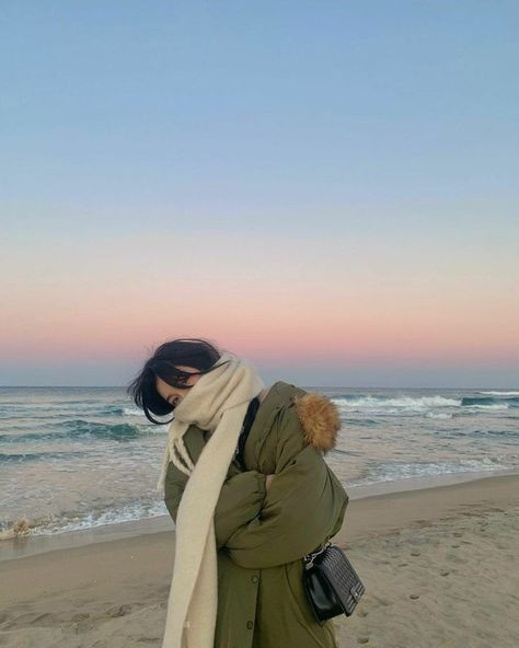 Winter Beach, 사진 촬영 포즈, Couple Photography Poses, Winter Fits, How To Pose, 가을 패션, Cute Poses, Photo Reference, Insta Photo Ideas