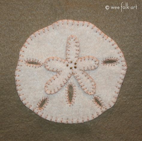 sand dollar applique Ocean Applique, Wee Folk Art, Sand Dollar Ornament, Free Applique Patterns, Sue Spargo, Wool Felt Projects, Felted Wool Crafts, Penny Rug, Felt Embroidery