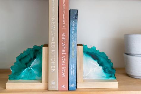 Little Crafts To Make, Skewer Crafts, Bookends Diy, Resin Bookends, Scrapbook Room Ideas, Resin Agate, Diy Tufted Headboard, Patterns Painting, Diy Bookends