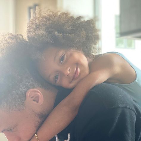 Ayesha Curry on Instagram: “This girl is sunshine. We can’t get enough. Love my Chookas. Ryan Carson.” Ryan Curry, Wardell Stephen Curry, Ayesha Curry, Family Goals, Stephen Curry, Golden State Warriors, Golden State, The Golden, Log In