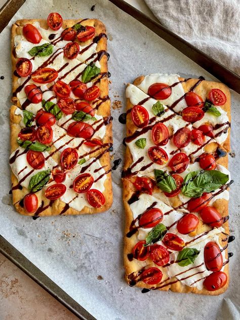 Caprese Flatbread, Flatbread Appetizers, Flatbread Toppings, Goats Cheese Flatbread, Healthy Flatbread, Easy Flatbread Recipes, Caprese Pizza, Flatbread Pizza Recipes, Easy Flatbread