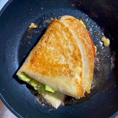 Perfect Quesadilla, Tortilla Hack, Taco Bell Crunchwrap Supreme, Easy Quesadilla, Eating Well Recipes, Easy Mediterranean Diet, Easy Mediterranean Diet Recipes, Yummy Lunches, Food Experiences