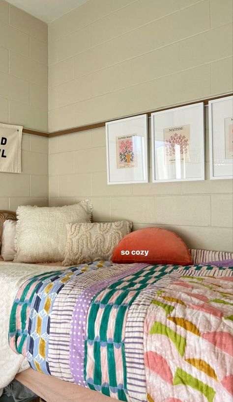 Colorful Dorm Room Ideas, Philly Apartment, Decorating Dorm, Room Ideas Dorm, Dorm Room Color Schemes, Aesthetic Dorm Room, Dorm Room Colors, College Dorm Room Inspiration, Color Scheme Ideas