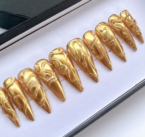 3D Gold Metallic Long Stiletto Press On Nails Goth | Halloween Nail Ideas | #Nails #NailDesigns #Nails2023Designs #NailsInspiration #PressOns #PressOnNails #PressOnNailDesigns #HalloweenNails #HalloweenNails2023 #HalloweenNailsDesigns Ongles Goth, Luxury Nail Art, Stiletto Press On Nails, Nails Goth, Long Coffin Nails, Nail Design Glitter, Nails Luxury, Long Stiletto, Gothic Nails