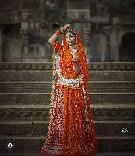 Rajasthani Pose, Shadi Lehenga, Rajputi Pose, Rajput Bride, Indian Pose, Rajput Poshak, Haldi Makeup, Haldi Poses For Bride, Rajasthani Bride