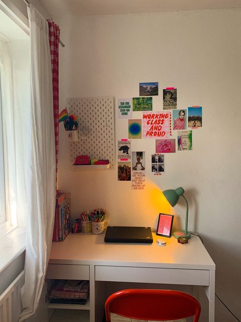 Nigerian Student Room Decor Ideas, Desk In Room Ideas, Desk Collage Wall, Room With Desk Ideas, Pinterest Room Decor Small Spaces, Above Desk Decor, Desk Ideas For Kids, Dorm Bedroom Aesthetic, Linen Table Setting