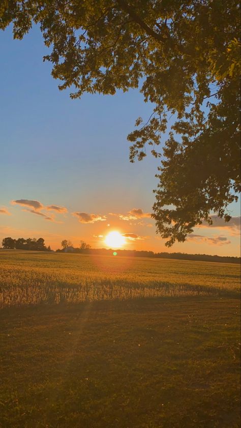 Golden Hour Scenery, Golden Sunset Wallpaper, Golden Hour Countryside, Spring Golden Hour, Hazel Asethic Pictures, Sunset Photography Aesthetic, Sunset Photo Aesthetic, Golden Hour Landscape Photography, Golden Hour Astethic