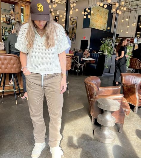 Masculine Women Summer Outfits, Soft Stud Lesbian Outfit, Lesbian Button Up Outfits, Fall Lesbian Outfits, Lesbian Beach Outfit, Gender Neutral Summer Outfits, Button Up Summer Outfit, Chapstick Lesbian Outfits, Malta Outfits