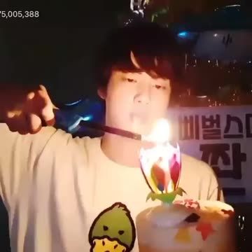 Jins Birthday, Jin Gif, Bts Happy Birthday, Birthday Clips, Bts Birthdays, Happy Birthday Meme, Happy Birthday Video, Happy Birthday Funny, Singing Happy Birthday