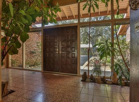 70s Atrium House, Mid Century Modern House Exterior Ranch Style, Mid Century Modern Layout, 70s Ranch Style Homes, 70s Entryway, Modern 70s House, 70s House Aesthetic, Retro House Exterior, 70s Home Exterior