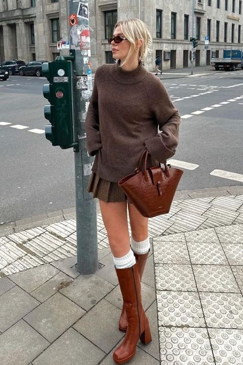 If you're looking for brands that match Free People's vibe and create cozy and casual fall outfits, we've got you covered! These brands will help you achieve that cute, carefree look all season long. For example, we love this chocolate brown outfit with a mini skirt, a brown sweater a brown bag and brown knee-high boots! Over The Knee Brown Boots, Brown Knee High Boots Outfit, Long Boots Outfit, Brown Boots Outfit, Chica Chola, 2025 Style, Holiday Capsule Wardrobe, Chic Style Inspiration, Winter Boots Outfits