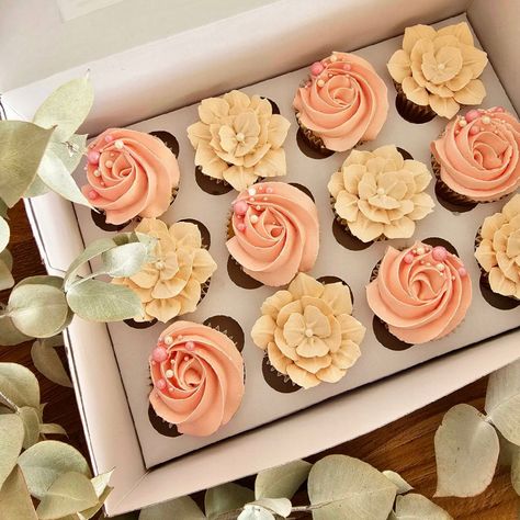 Floral cucpakes in peaches and cream colours Peach Color Cupcakes, Peach Bridal Shower Ideas, Cupcake Styles, Peach Bridal Showers, Buttercream Flowers Cupcakes, Peach Baby Shower, Cream Cupcakes, Colorful Cupcakes, Peach Cake