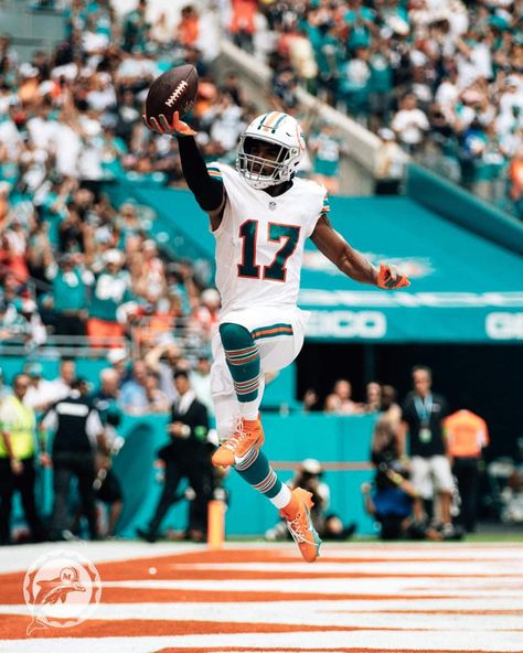 Jaylen Waddle Wallpaper, Dolphins Wallpaper, Miami Dolphins Wallpaper, Youtube Logo Png, Miami Dolphins Players, Jaylen Waddle, Tua Tagovailoa, Football Pics, Nfl Football Pictures