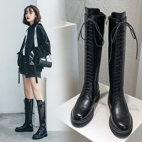 Summer boots trend is officially here as proved by Hadid sisters Asia Fashion, White Casual Sneakers, Korean Fashion Black, Women Motorcycle, Fnaf 4, Women's Motorcycle Boots, Hadid Sisters, Summer Boots, Simple Clothing