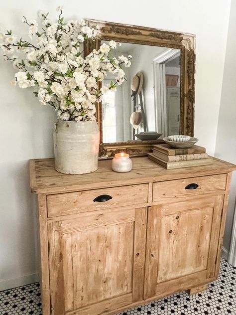 Entryway console table Console Table Decor Ideas, Country Entryway, Cottage Sofa, Simple Console Table, Console Table Decor, Rustic Entryway Table, Entryway Light Fixtures, Vintage Booth Display, Diy Entryway Bench