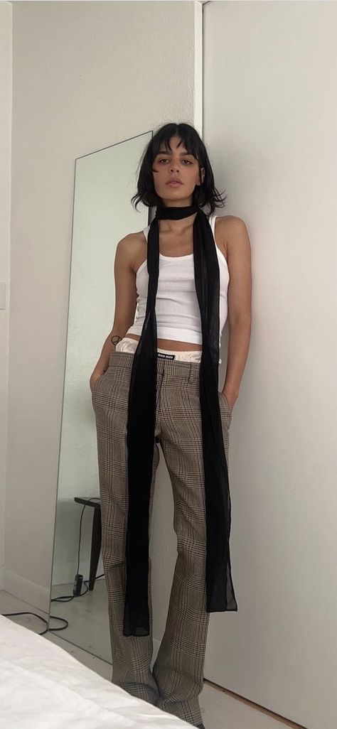 Tie As Scarf Outfit, Neck Scarf Outfit Aesthetic, Outfits With Scarves Aesthetic, Tie Scarf Outfit, Scarf 2023 Trend, 90s Scarf Outfit, Scarf Trends 2023, Black Scarf Aesthetic, 2000s Scarf Outfit